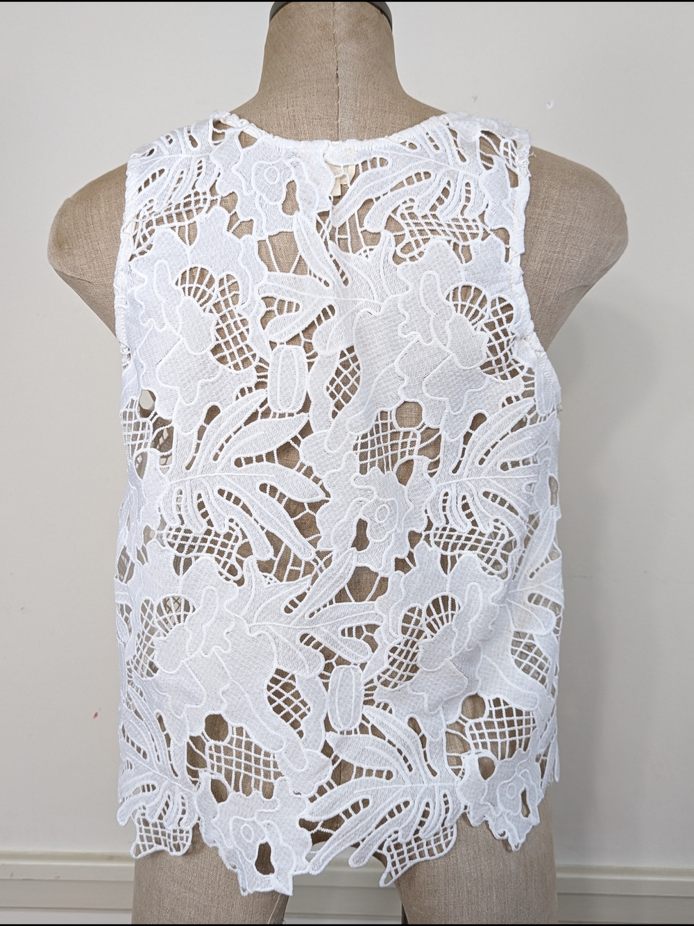 White Lace Shell Tank Top - Picture 3 of 9